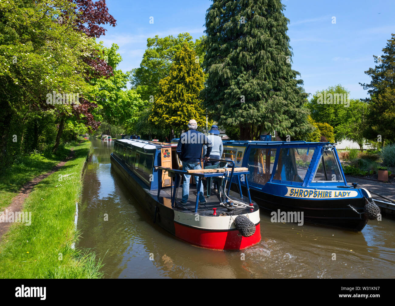 Boote auf dem Kanal Llangollen Canal in der Nähe von Lyneal, Shropshire. Stockfoto