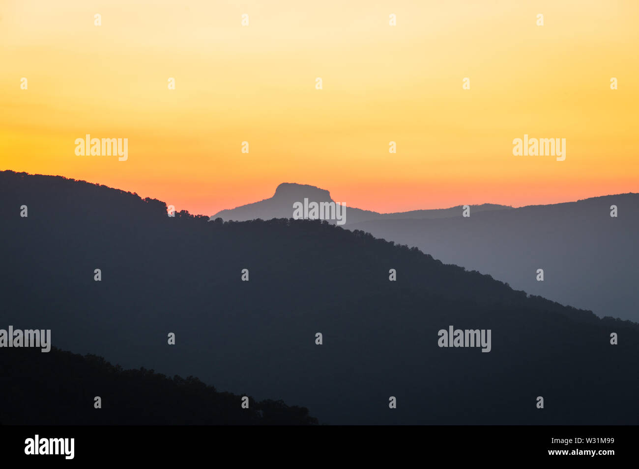 Tabelle Rock sunrise, von den Blue Ridge Parkway, North Carolina, USA. Stockfoto