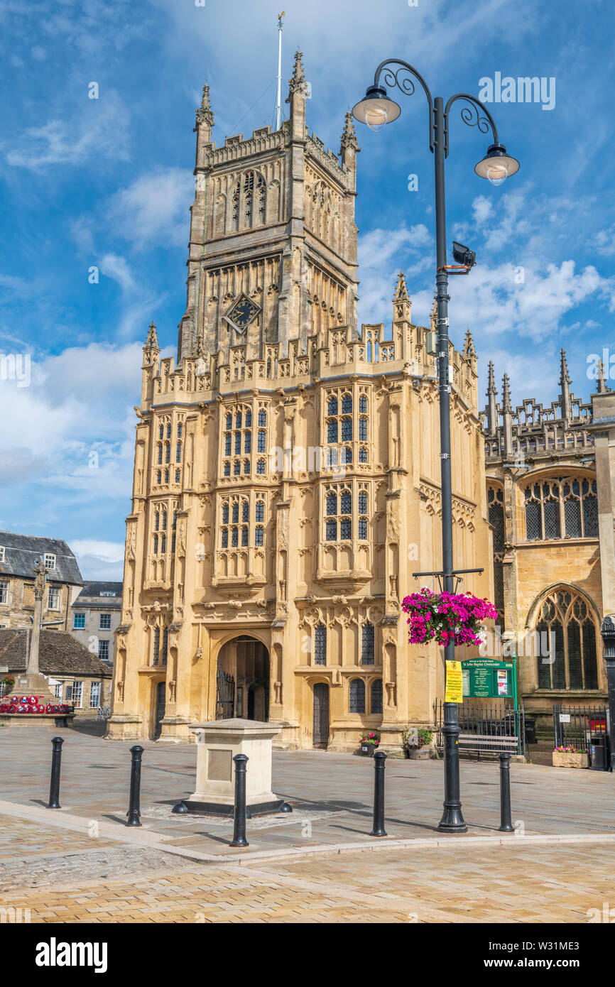 Der hl. Johannes der Täufer Kirche ist das Wahrzeichen Herzstück der Marktplatz in der wunderschönen Cotswold Stadt Cirencester in Gloucestershire. Stockfoto