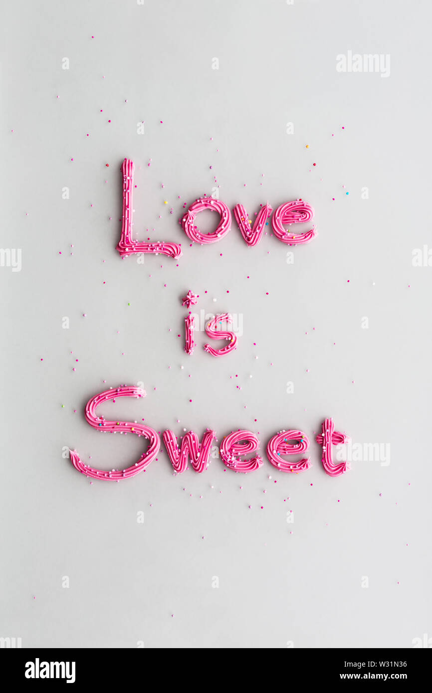 Liebe ist süß geschrieben in buttercream Frosting Stockfoto