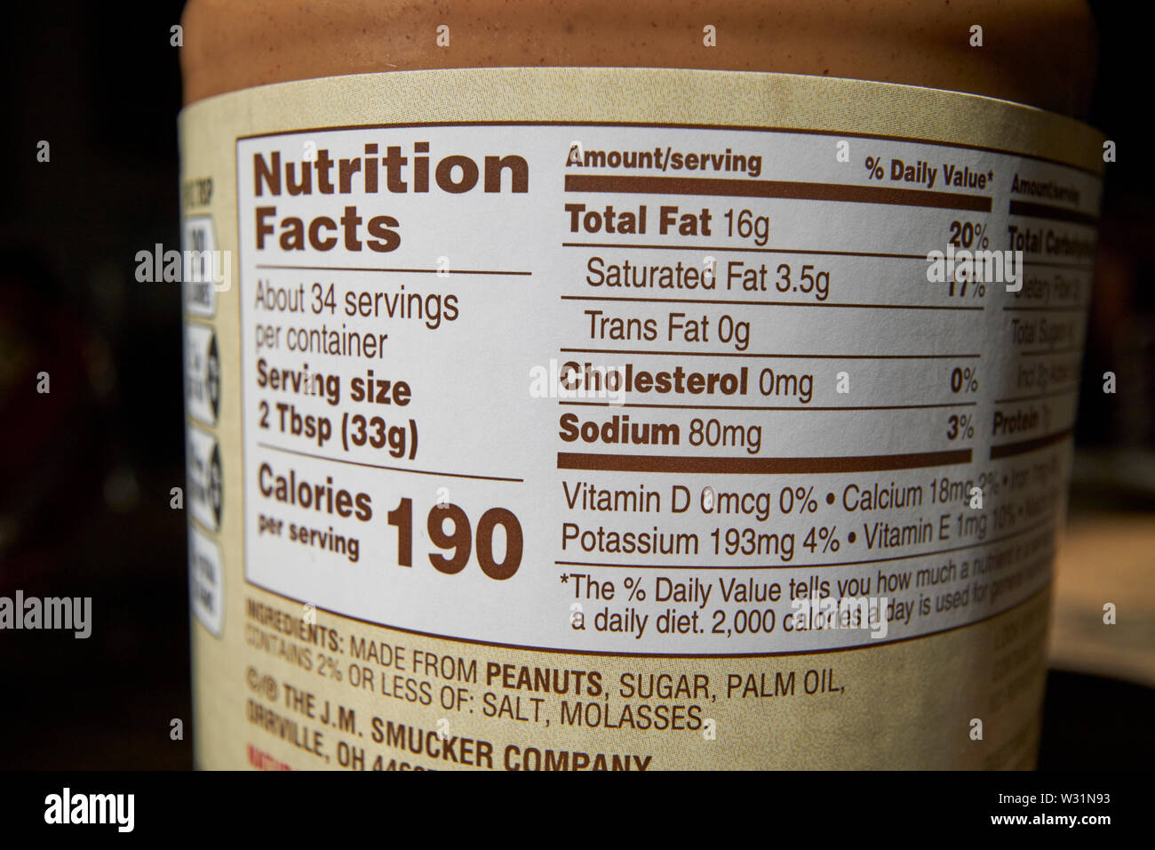 Ernährung Fakten Lebensmittelkennzeichnung om ein Glas Erdnussbutter USA Vereinigte Staaten von Amerika Stockfoto