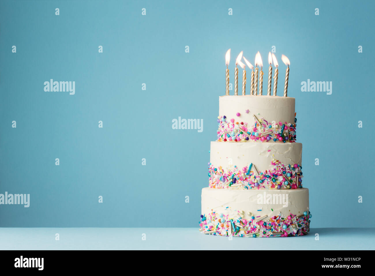 Geburtstag Kuchen mit drei Ebenen und bunten Streuseln Stockfoto