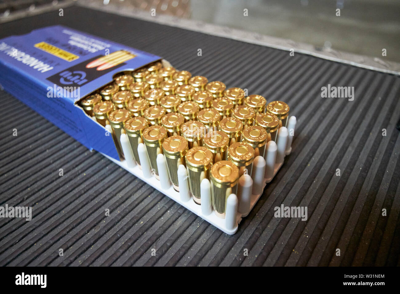 Volle Schachtel mit 9 mm Luger fulll metal jacket Pistole Munition auf ein Gewehr Spektrum USA Vereinigte Staaten von Amerika Stockfoto