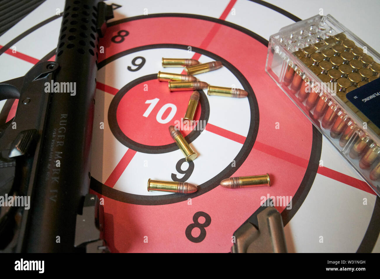 Ruger mkiv .22 lr Pistole mit Kugeln Magazin und Ziel an einem Gewehr Spektrum USA Vereinigte Staaten von Amerika Stockfoto