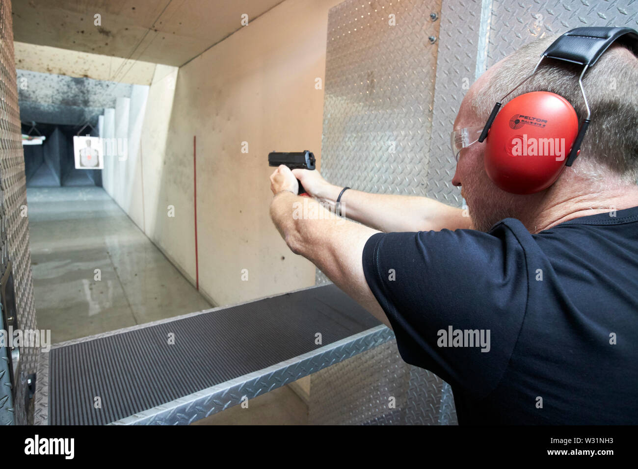 Feuernde Pistole Stockfotos und -bilder Kaufen - Alamy
