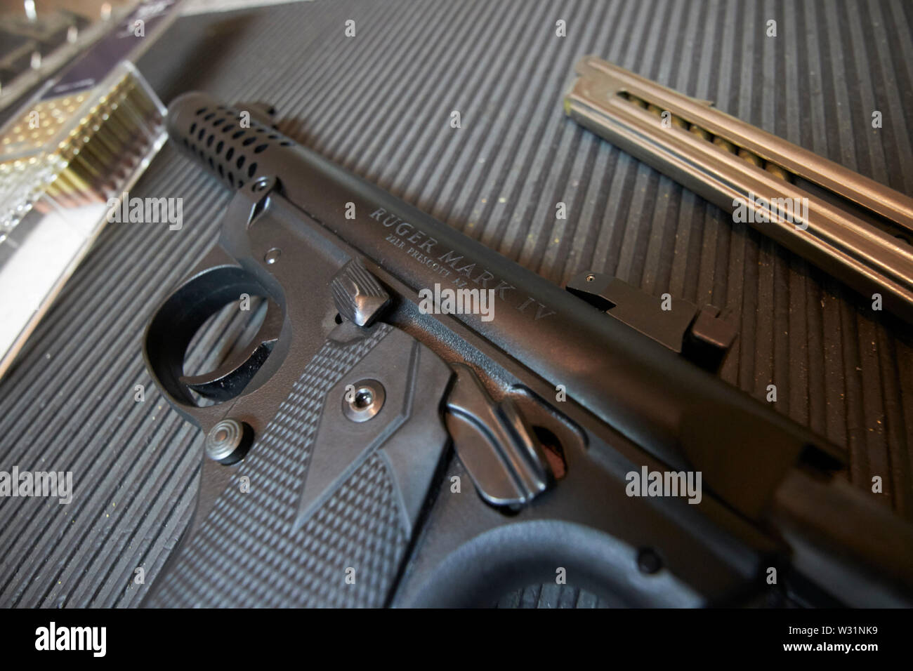 Ruger mkiv .22 lr Pistole mit Kugeln Magazin und Ziel an einem Gewehr Spektrum USA Vereinigte Staaten von Amerika Stockfoto