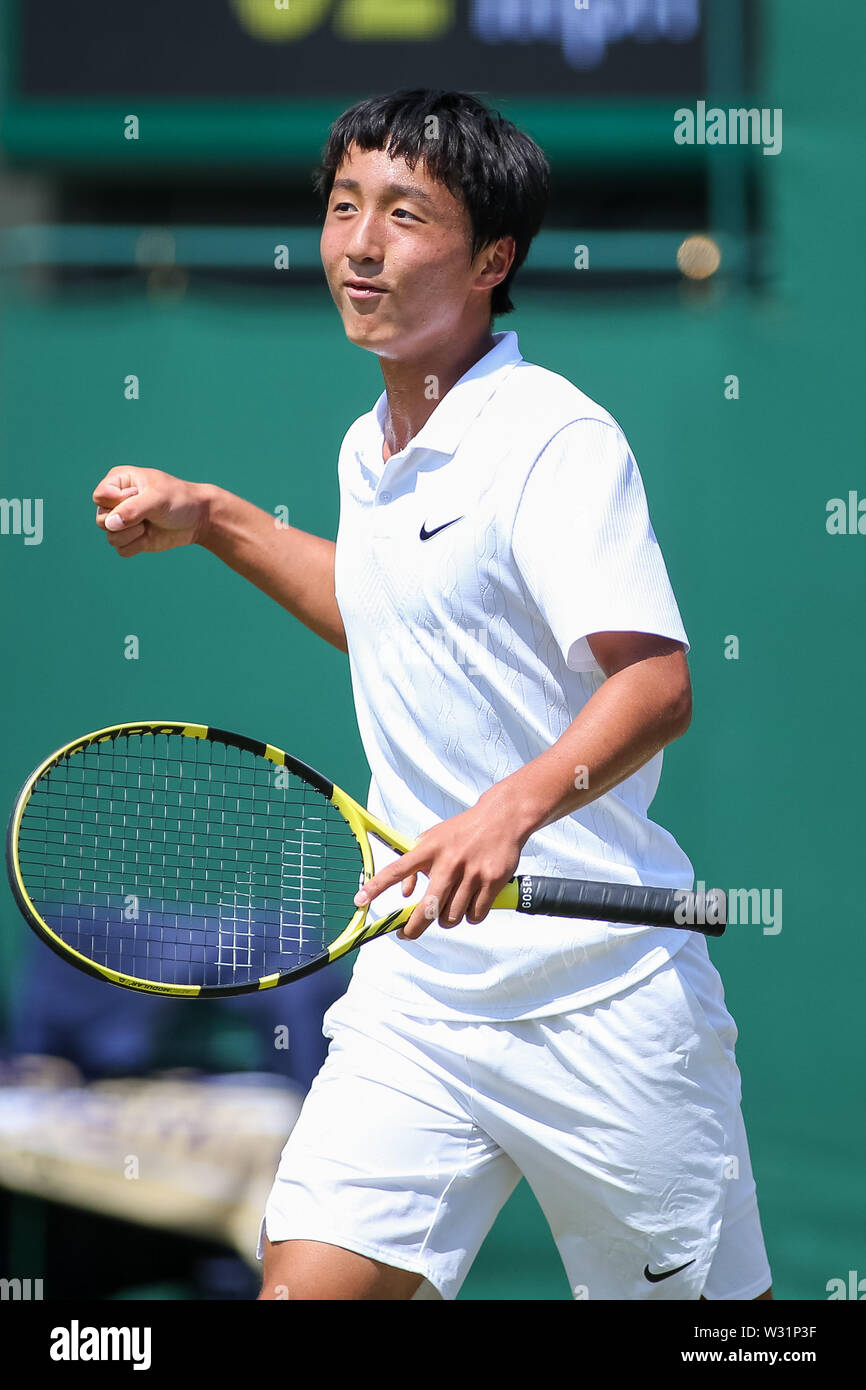 Wimbledon, London, UK. 11. Juli 2019. Shintaro Mochizuki von Japan feiert, als er den Jungen singles Quartal Gewinne - Finale von Wimbledon Lawn Tennis Championships gegen Anton Matusevich von Großbritannien an der All England Lawn Tennis und Croquet Club in London, England am 11. Juli 2019. Quelle: LBA/Alamy leben Nachrichten Stockfoto