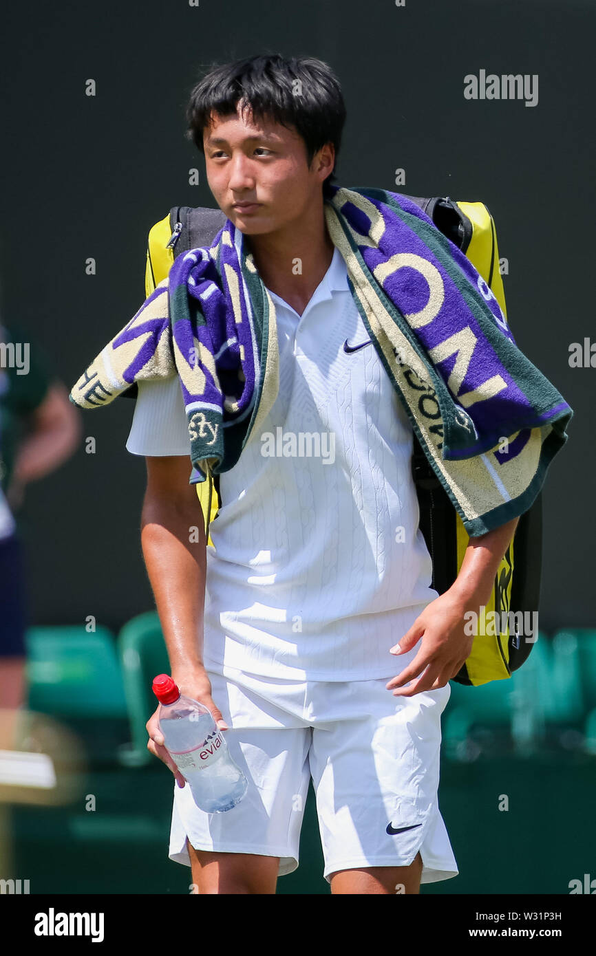 Wimbledon, London, UK. 11. Juli 2019. Shintaro Mochizuki von Japan, nachdem der Junge singles Viertel-Finale von Wimbledon Lawn Tennis Championships gegen Anton Matusevich von Großbritannien an der All England Lawn Tennis und Croquet Club in London, England am 11. Juli 2019. Quelle: LBA/Alamy leben Nachrichten Stockfoto