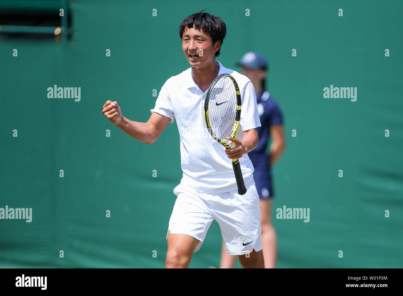 Wimbledon, London, UK. 11. Juli 2019. Shintaro Mochizuki von Japan feiert, als er den Jungen singles Quartal Gewinne - Finale von Wimbledon Lawn Tennis Championships gegen Anton Matusevich von Großbritannien an der All England Lawn Tennis und Croquet Club in London, England am 11. Juli 2019. Quelle: LBA/Alamy leben Nachrichten Stockfoto