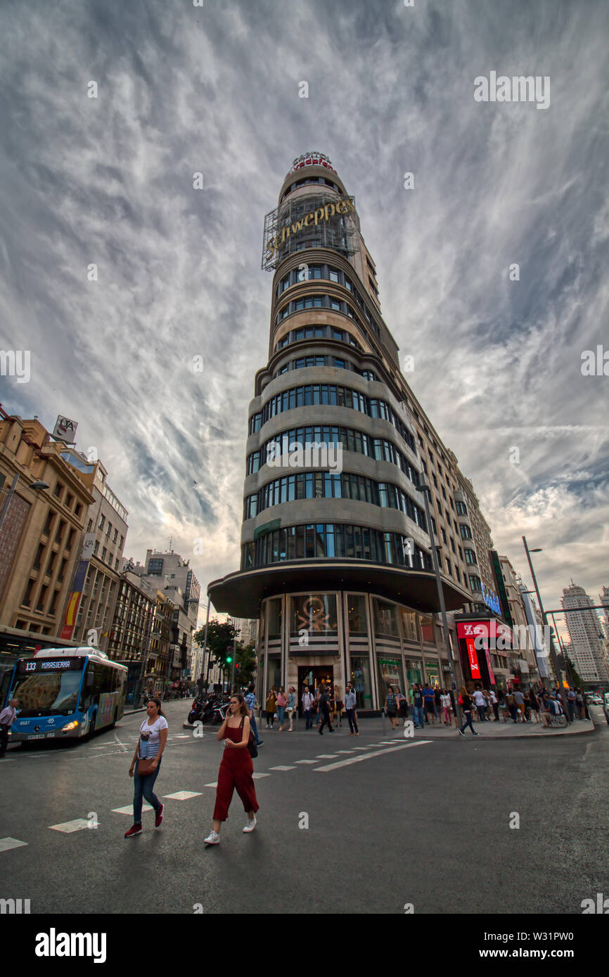 Madrid, Spanien - 20. Juni, 2019: Der berühmte Capitol Building, auf der Gran Via de Madrid Stockfoto