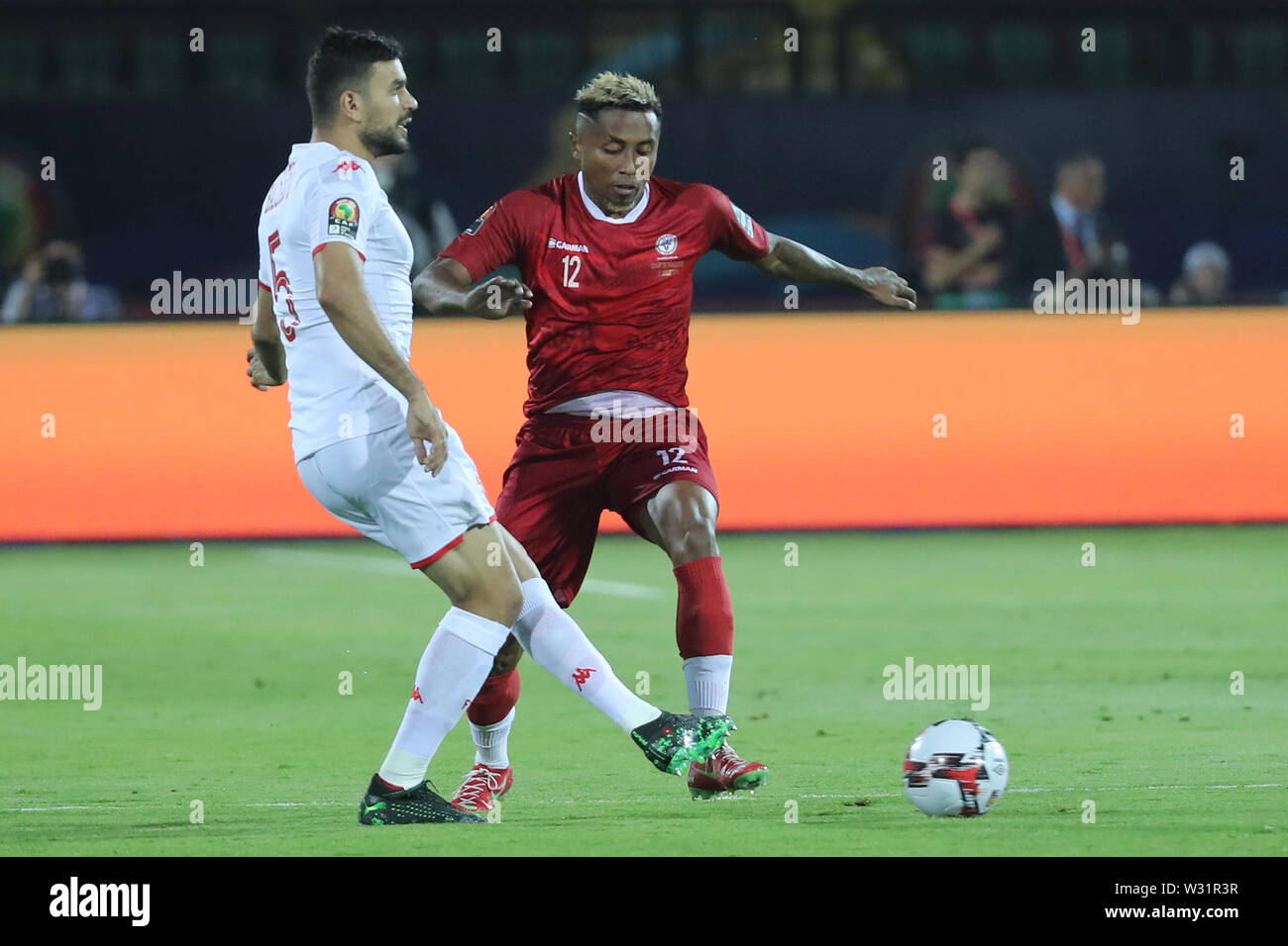 11 Juli 2019, Ägypten, Kairo: Madagaskars Lalaina Nomenjanahary (R) und der Tunesischen Oussama Haddadi Kampf um den Ball während der 2019 Afrika Cup von Quartal Nationen letzte Fußballspiel zwischen Madagaskar und Tunesien Al-Salam Stadion. Foto: gehad Hamdy/dpa Stockfoto