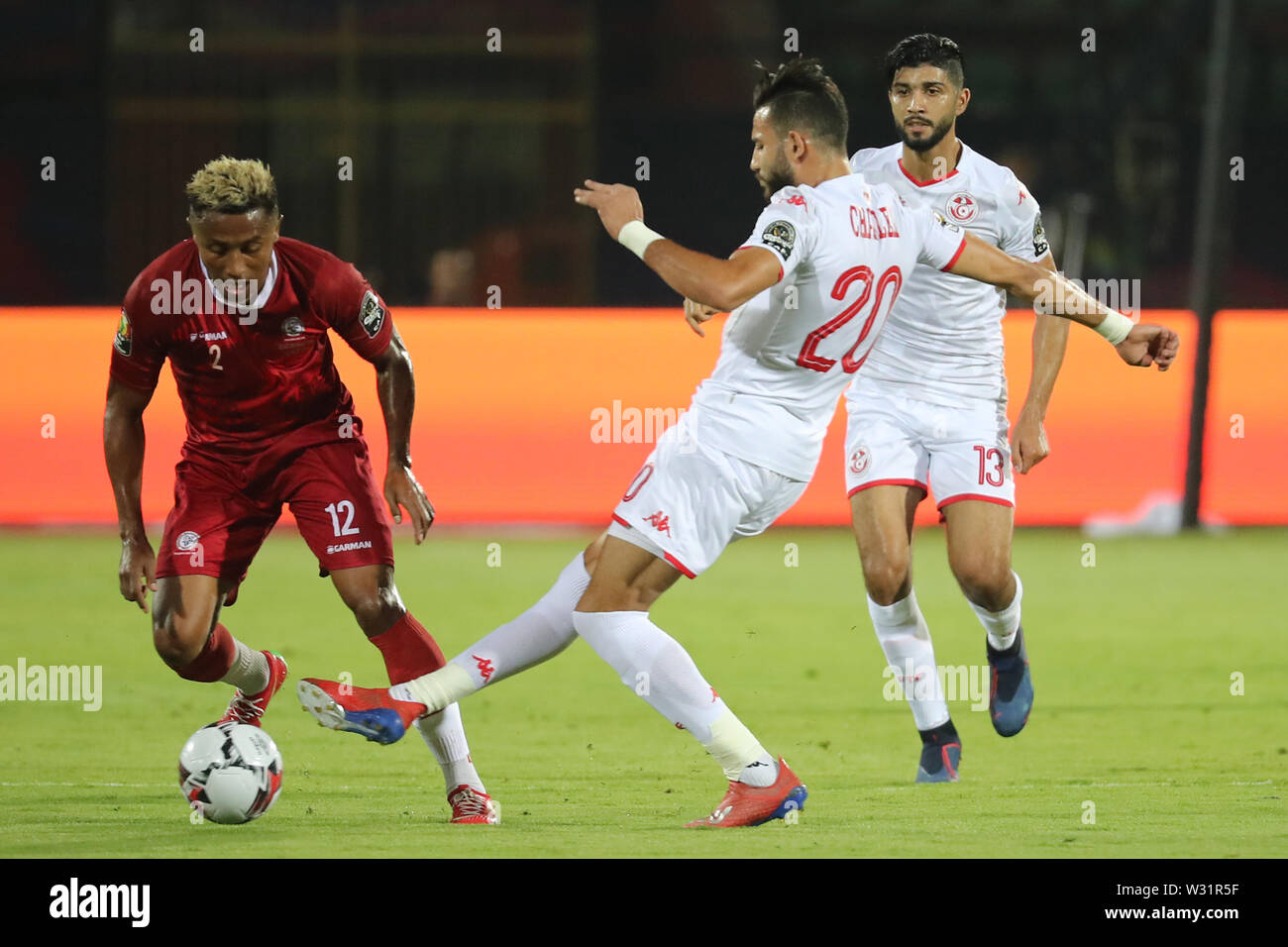 11 Juli 2019, Ägypten, Kairo: Madagaskars Lalaina Nomenjanahary (L) und der Tunesischen Ghaylene Chaalali Kampf um den Ball während der 2019 Afrika Cup von Quartal Nationen letzte Fußballspiel zwischen Madagaskar und Tunesien Al-Salam Stadion. Foto: gehad Hamdy/dpa Stockfoto