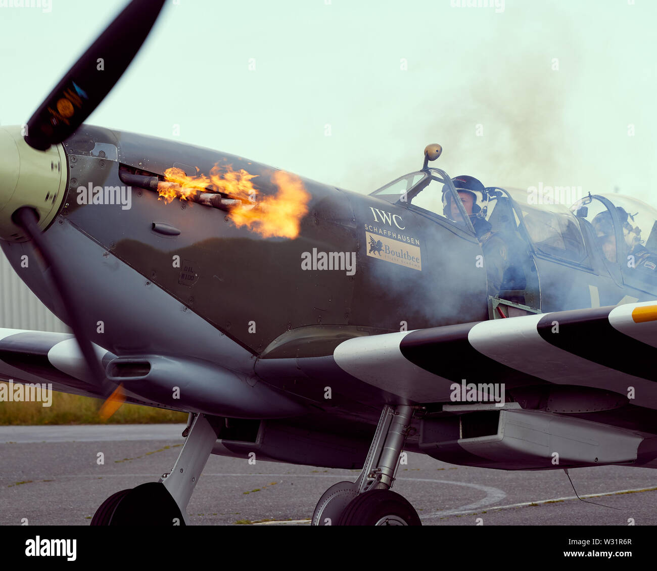 Eine Spitfire schießt Flammen und Rauch aus dem Merlin Motor die Zündung einschalten. Stockfoto