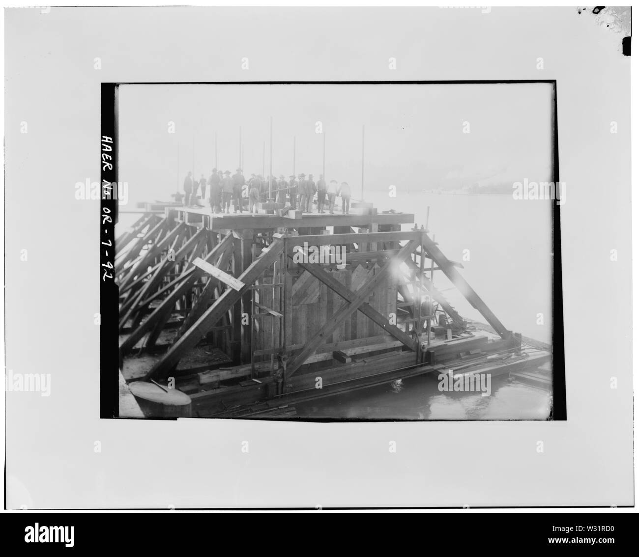 Reproduktion von Glasplatte negativ (Modjeski und Meister Büro, Modjeski Sammlung Nr. 70, Dezember 24, 1906) caisson Nr. 2 - Burlington Northern Railroad Bridge überspannt Fluss Willamette River 1,6 Km 6,9, Portland, Multnomah County, ODER Stockfoto