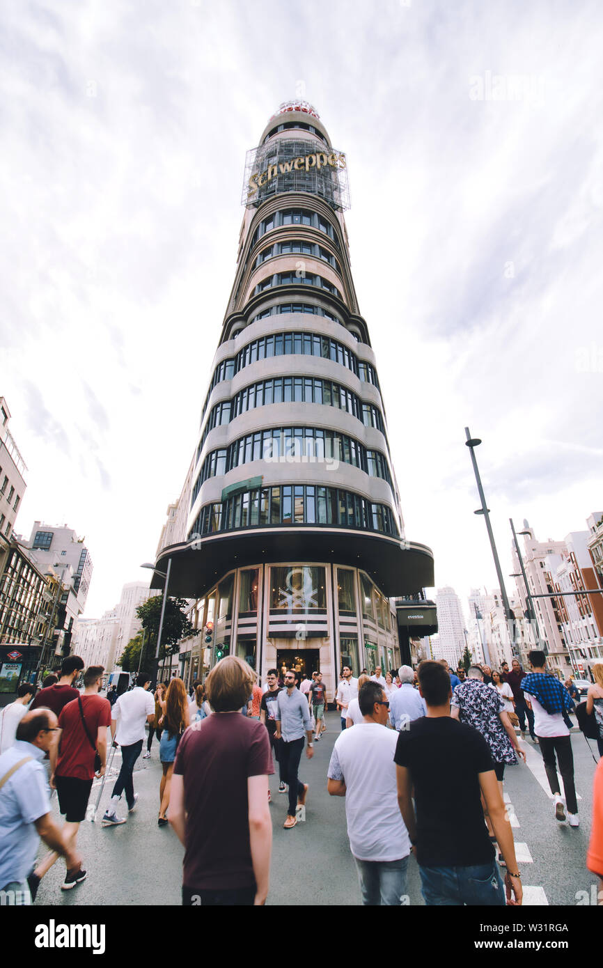 Madrid, Spanien - 20. Juni 2019: Überqueren der Straße vor dem Capitol Gebäude, an der Gran Vía de Madrid Stockfoto