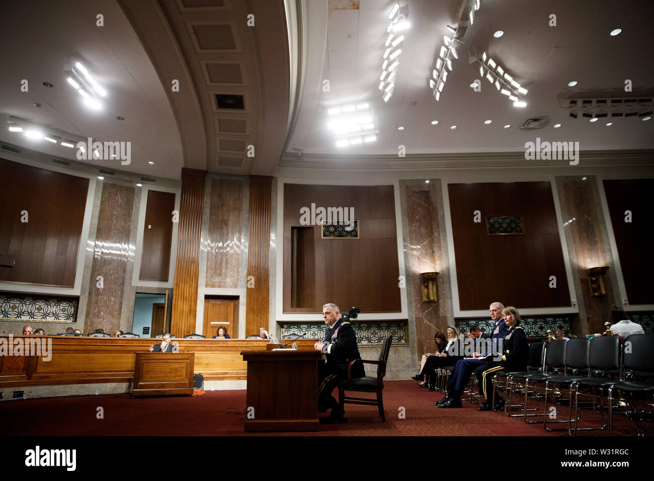 (190711) - Washington, 11. Juli 2019 (Xinhua) - gen. Mark Milley bezeugt vor dem Senat Arme Dienstleistungen Ausschuss für seine Ernennung zum Vorsitzenden des Generalstabs auf dem Capitol Hill in Washington D.C., USA, am 11. Juli 2019. (Xinhua / Ting Shen) Stockfoto