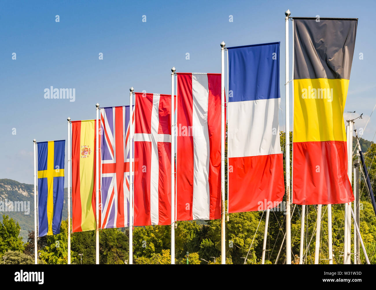 Flaggen einiger Mitgliedstaaten der Europäischen Union, einschließlich des Vereinigten Königreichs, vor blauem Himmel Stockfoto