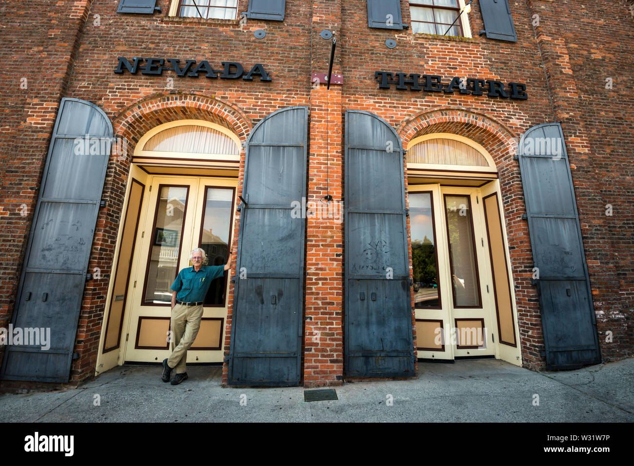 Ein Mann steht vor der Nevada Theater in Nevada City, Kalifornien. Stockfoto