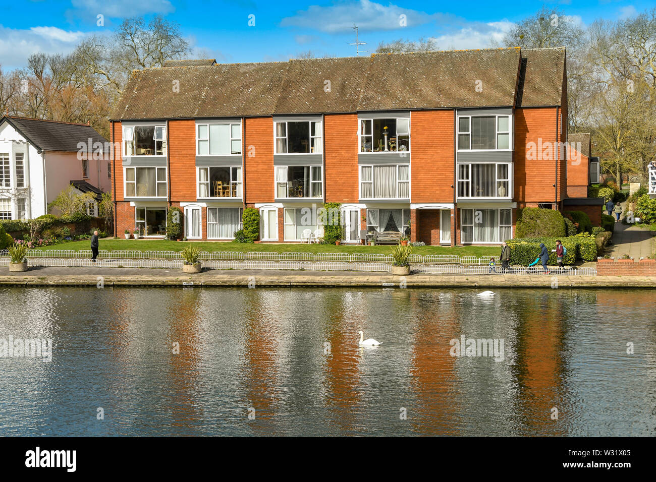 MARLOW, ENGLAND - MÄRZ 2019: Baustein der modernen Wohnungen am Ufer der Themse in Marlow. Stockfoto