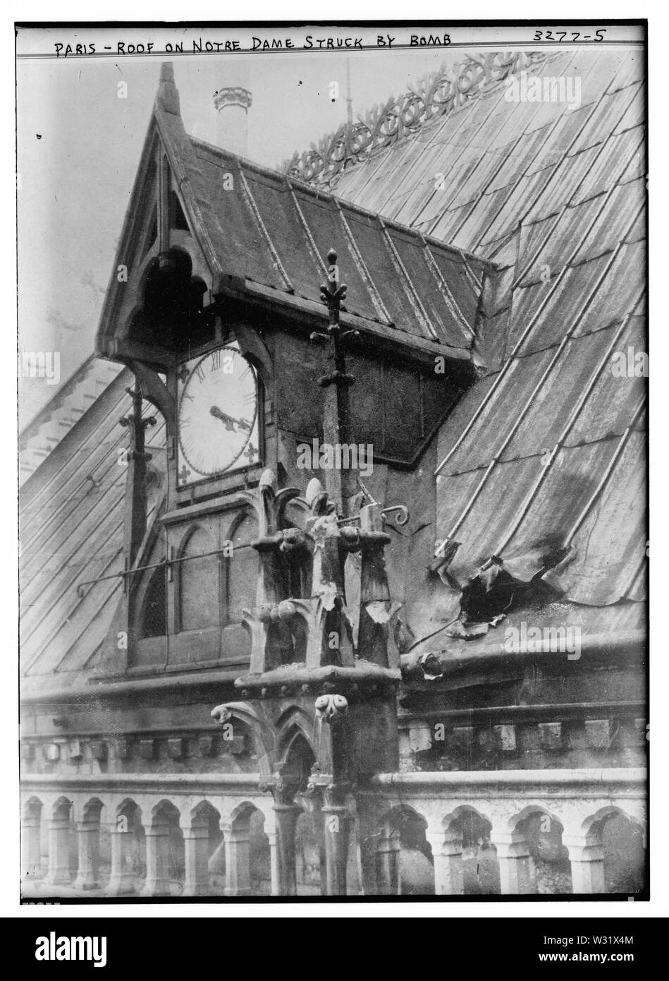 Paris: Dach auf Notre Dame schlug die Bombe. Foto zeigt das Dach der Kathedrale Notre Dame in Paris, Frankreich, nachdem es von einer Deutschen Bombe im Oktober 1914 während des Ersten Weltkriegs angeschlagen wurde. Stockfoto