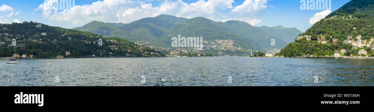 Panoramablick auf den Comer See und die umliegenden Berge. Stockfoto