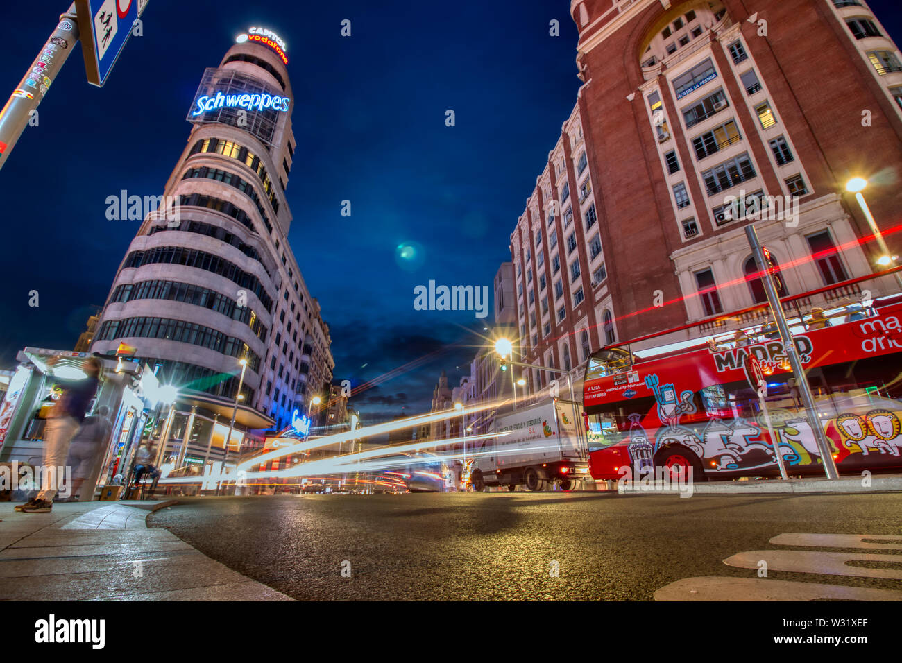 Madrid, Spanien - 20. Juni 2019: Nacht Blick auf die Gran Via in Madrid, mit dem emblematischen Capitol Building Stockfoto