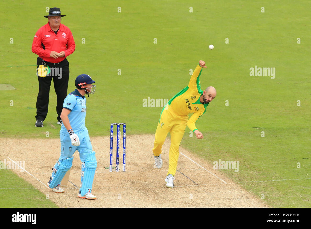 Birmingham, Großbritannien. 11. Juli, 2019. Schiedsrichter Marais Erasmus und Jonny Bairstow von England Blick auf Als Nathan Lyon von Australien rollt die Kugel während der Australien V England, ICC Cricket World Cup Halbfinale übereinstimmen, bei Edgbaston, Birmingham, England. Credit: ESPA/Alamy leben Nachrichten Stockfoto