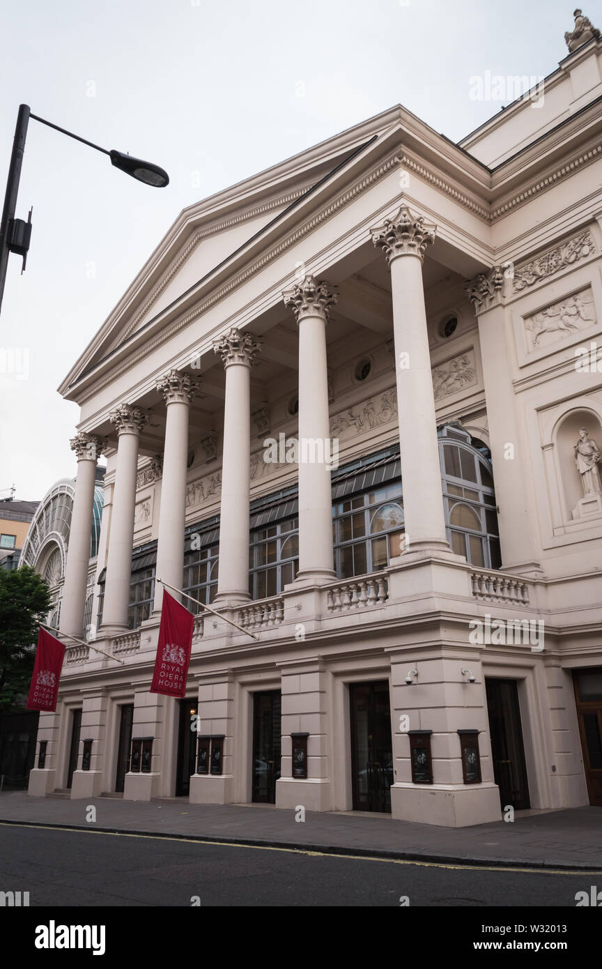 Vertikale Ansicht von Royal Opera House Fassade ohne Menschen an einem bewölkten Tag Stockfoto