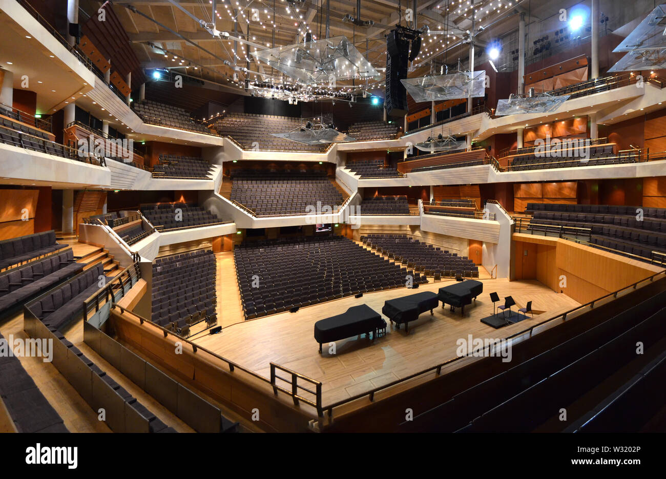 Bridgwater Halle Manchester vom 29. März 2016 Die Heimat der Halle Orchester. Zeigt die Bühne, Bestuhlung und Beleuchtung, mit drei fallenden Klaviere. Stockfoto