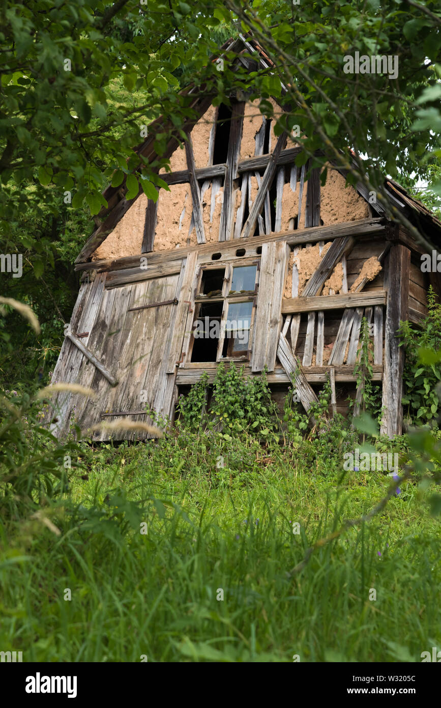 Der alten, verlassenen Haus mit der gebrochenen Fenster Stockfoto Der alten, verlassenen Haus mit der gebrochenen Fenster Stockfoto