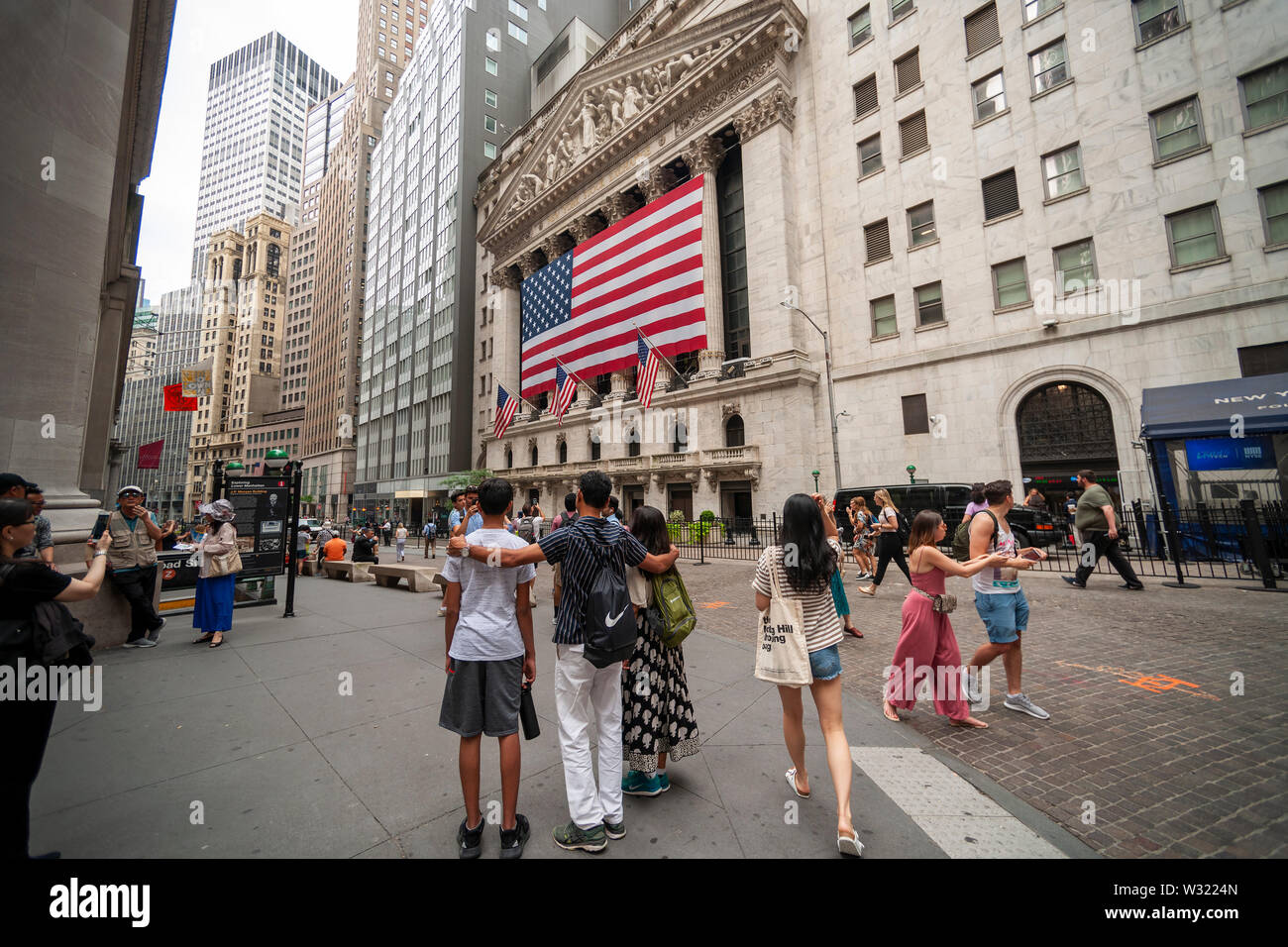 Eine riesige amerikanische Flagge für Tag der Unabhängigkeit schmücken die Fassade des New York Stock Exchange am Mittwoch, 3. Juli 2019. Die Börse hat einen kurzen Handelstag, schließen um 1:00 pm heute, vor dem 4. Juli Urlaub. (© Richard B. Levine) Stockfoto