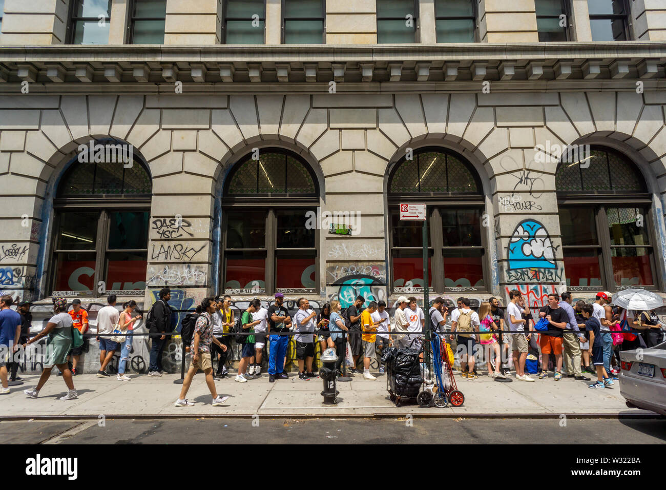 Käufer, die Obersten Store auf der Bowery in New York am Freitag, Juli 5, 2019. (© Richard B. Levine) Stockfoto