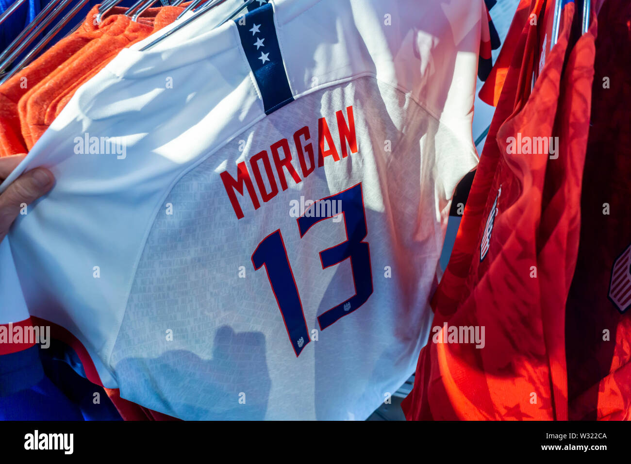 Nike USWNT Fußballtrikots feiert Die Fussballnationalmannschaft der Frauen hat in der Frauen-WM im Nike Store in New York am Sonntag, 7. Juli 2019. (© Richard B. Levine) Stockfoto