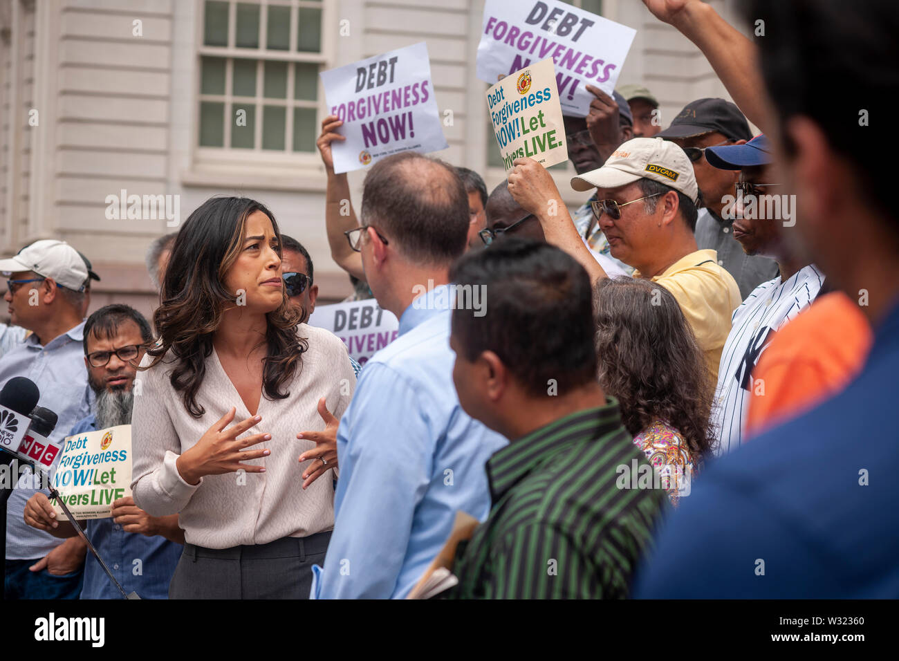 NYC Ratsmitglied Carolina Rivera spricht auf einer Pressekonferenz mit New Yorker Taxifahrer und ihre Unterstützer auf die Schritte der NY City Hall am Donnerstag, 11. Juli 2019 fordert Schuldenerlass für ihre Medaillon Darlehen. Medaillon Makler nahm angeblich Vorteil der Fahrer, die Medaillons zu künstlich überhöhten Preisen gekauft und endete mit Schulden belastet. Eine Anzahl von Treibern haben Insolvenz angemeldet oder erwägen Sie und da haben ein paar Selbstmorde unter betonte Treiber gewesen. (© Richard B. Levine) Stockfoto