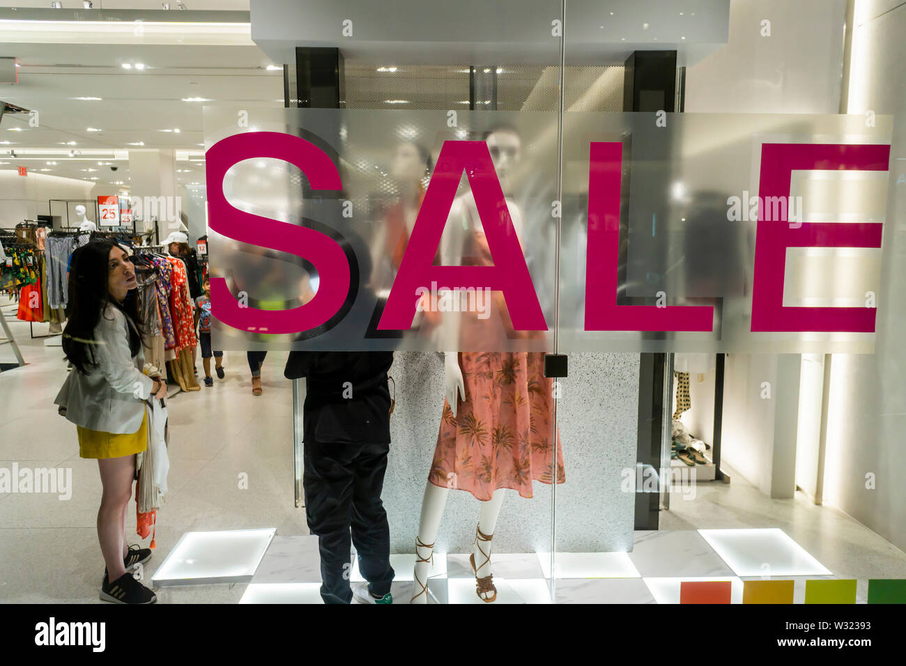 Verkauf Zeichen im Fenster eines Zara Store in Hudson Yards in New York am  Sonntag, 7. Juli 2019. (© Richard B. Levine Stockfotografie - Alamy