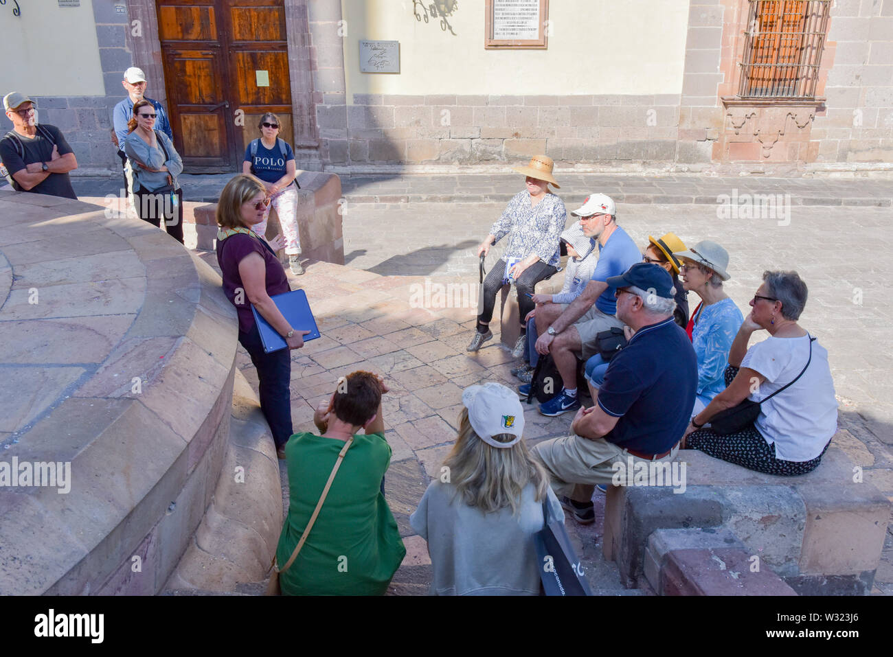 Gruppe von Touristen auf eine geführte Tour, San Miguel de Allende, Mexiko Stockfoto