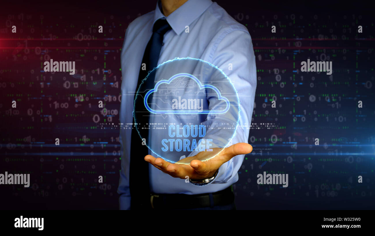Mann mit Data Cloud Storage symbol Hologramm auf der Hand. Geschäftsmann mit futuristischen Konzept der digitalen Datenverarbeitung, Dateien speichern und Online Server wit Stockfoto