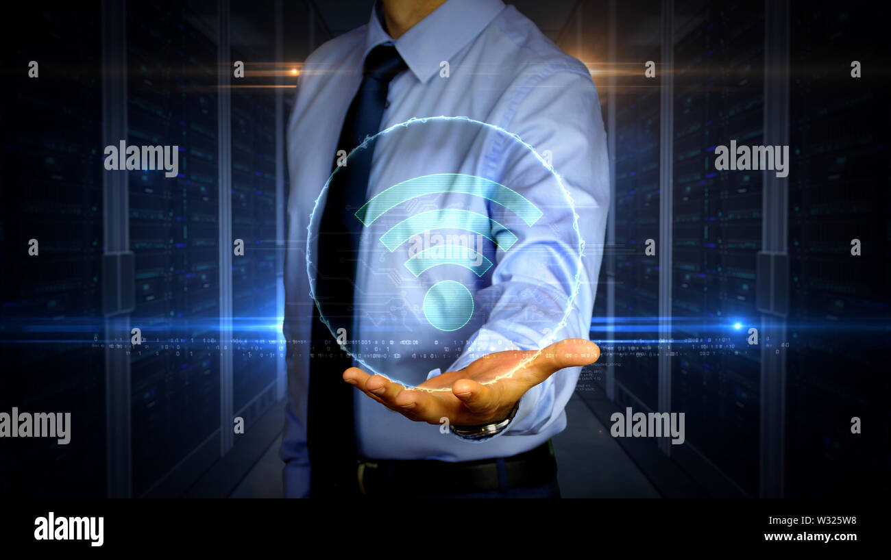 Mann mit Wi-fi Symbol Hologramm auf der Hand. Geschäftsmann, futuristisches Konzept der drahtlosen Kommunikation, mobile Verbindung und hot spot mit Glitch e Stockfoto