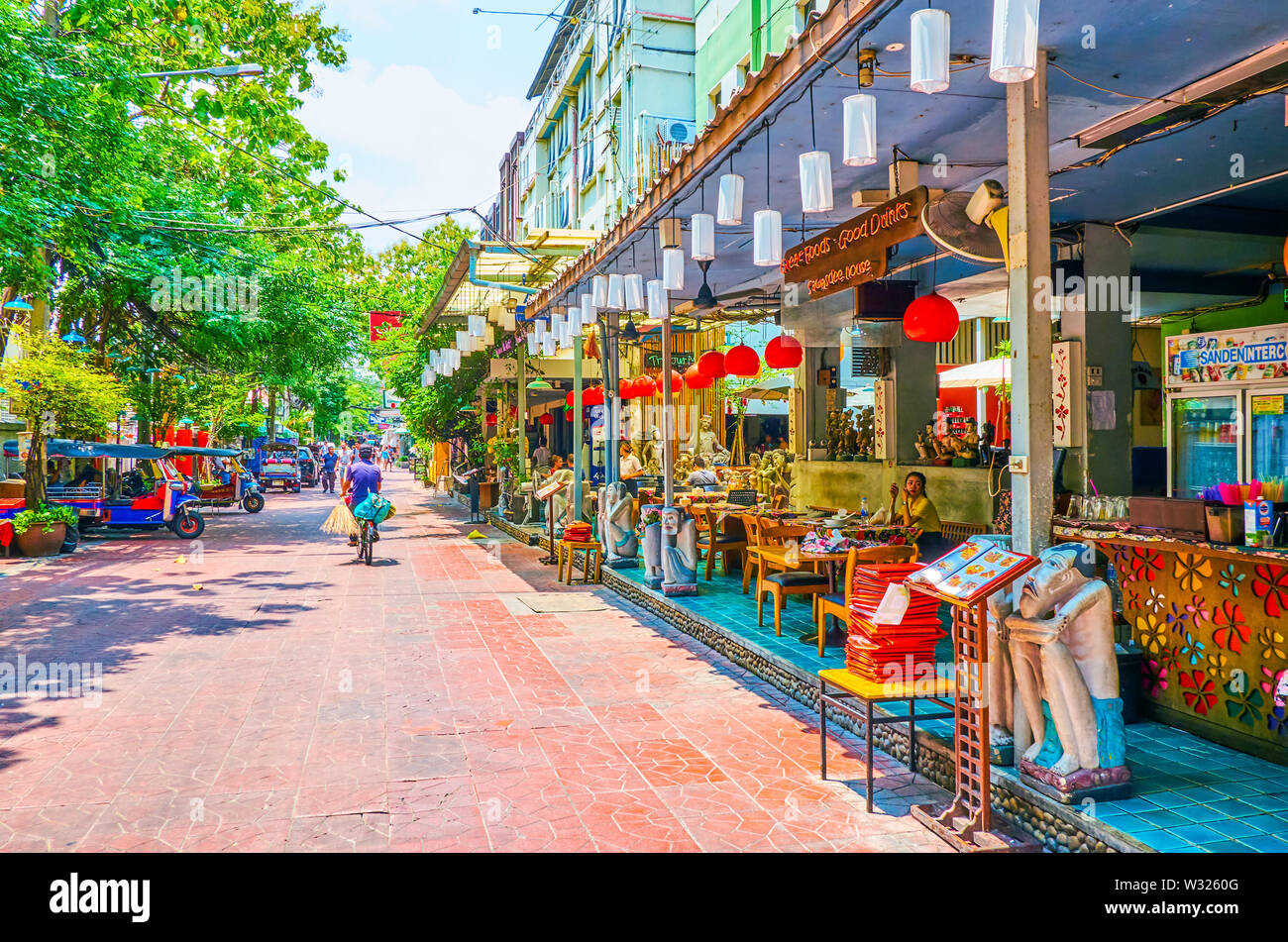 BANGKOK, THAILAND - 22 April, 2019: Die Linie von Restaurants mit traditionellen Thai Food im Ram Buttri Road im zentralen Bezirk, am 22. April in Bangkok. Stockfoto