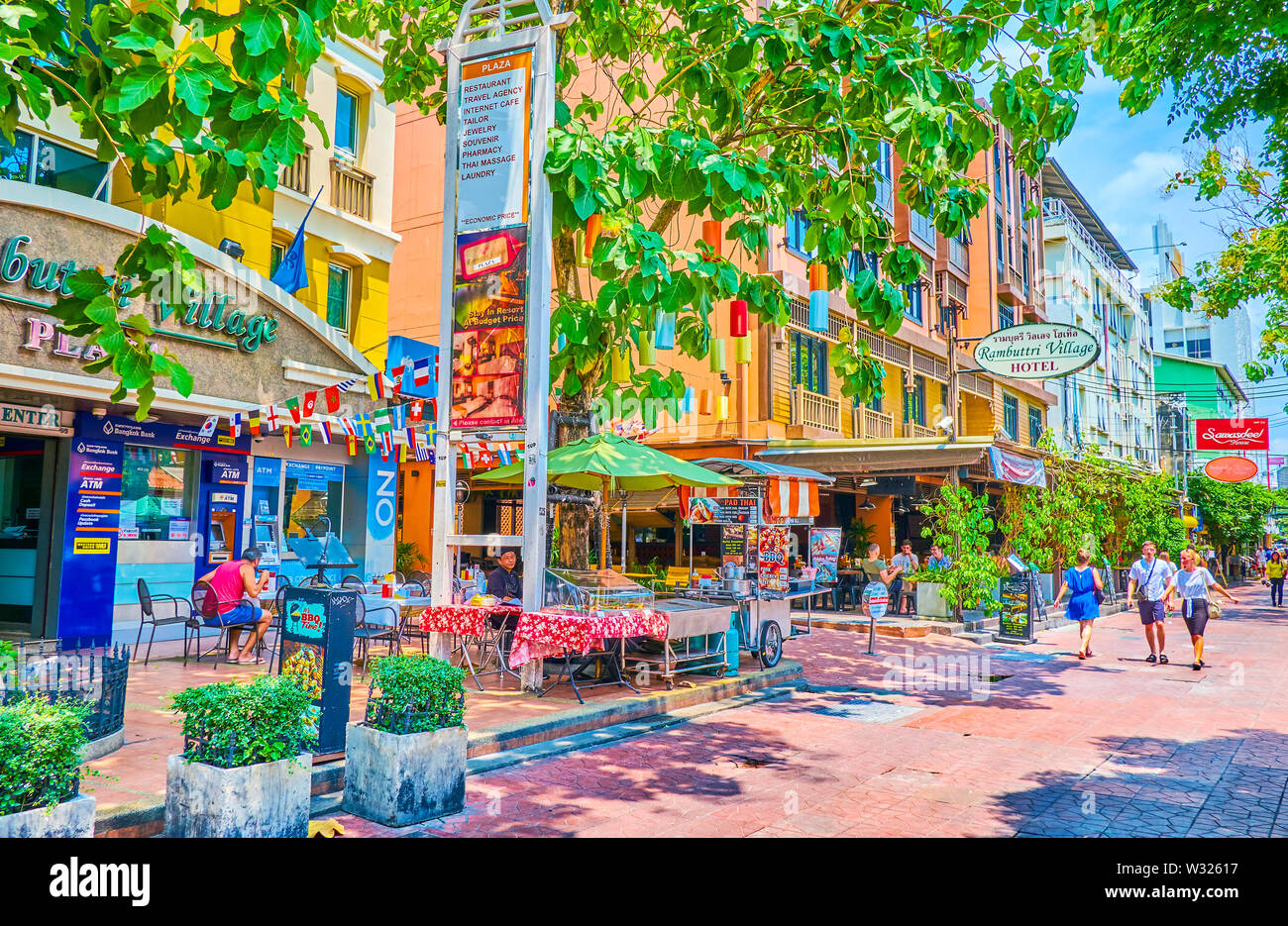 BANGKOK, THAILAND - 22 April, 2019: Das beliebte Ram Buttri Straße ist fast leer während der heißen sonnigen Tage und belebt nach Einbruch der Dämmerung, am 22. April in Bangkok. Stockfoto