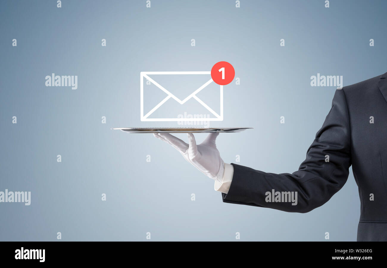 Unternehmer, die neue E-Mail grafische Darstellung auf silbernem Tablett Stockfoto
