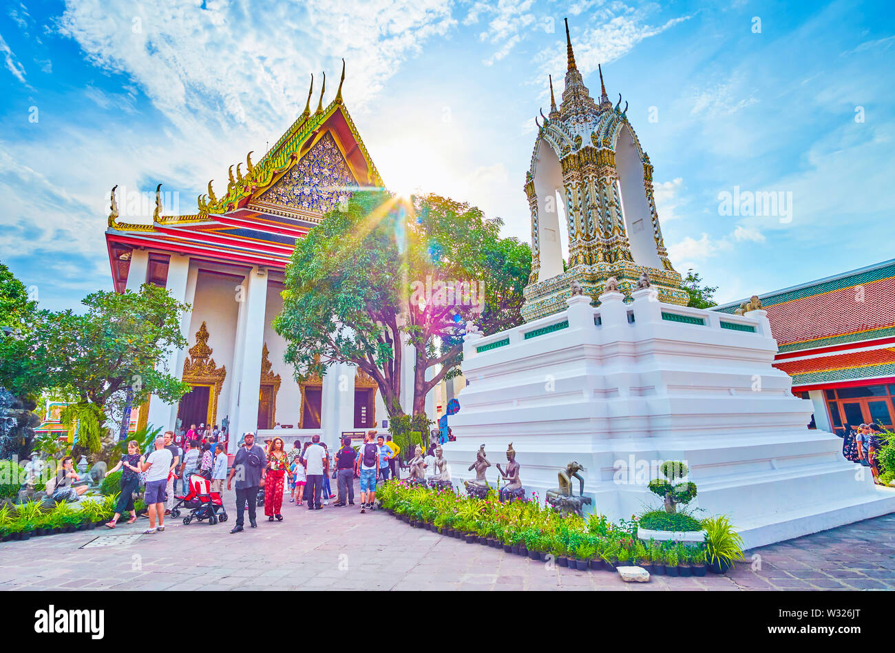 BANGKOK, THAILAND - 22 April, 2019: Herrliche Architektur der Wat Pho religion Komplex mit seinen einzigartigen Fliesen- Dekorationen zieht Touristen an, am 22. April Stockfoto