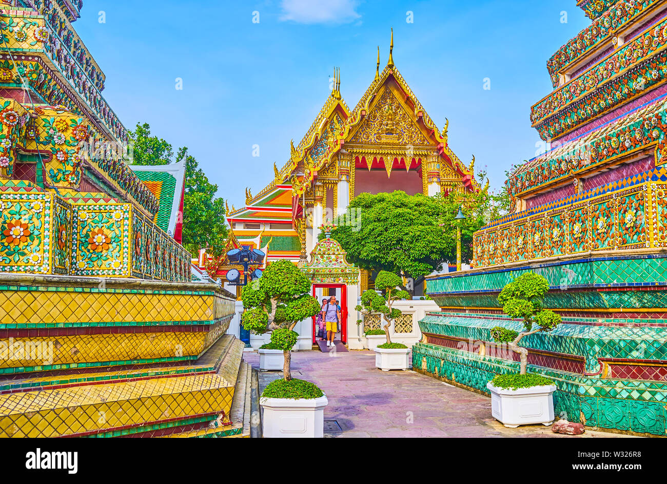 BANGKOK, THAILAND - 22 April, 2019: Das herrliche stupas von Phra Maha Chedi Schrein abgedeckt hcolorful wit Kacheln, am 22. April in Bangkok. Stockfoto
