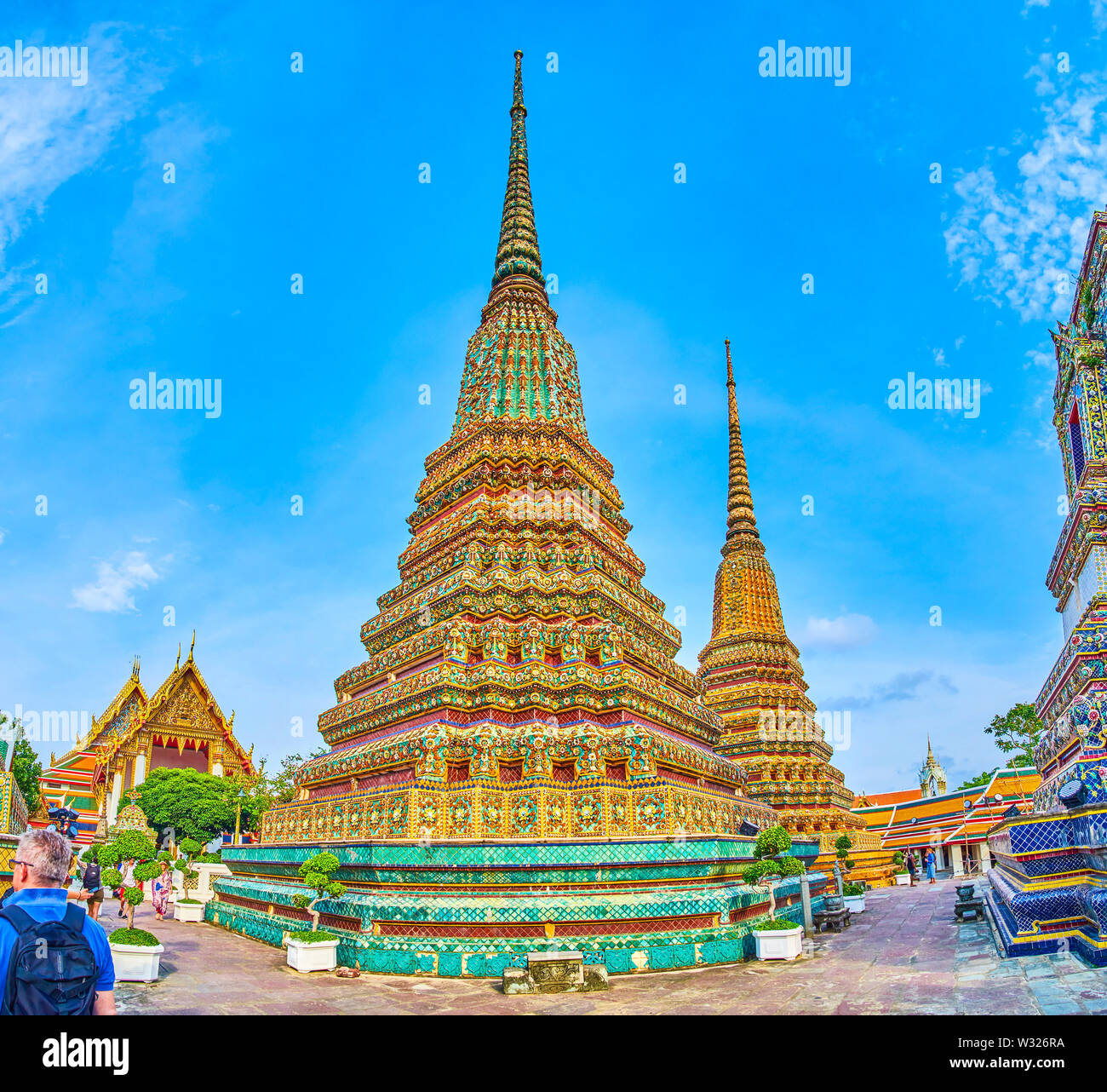 BANGKOK, THAILAND - 22 April, 2019: Das einzigartige gestaltete Pagoden von Phra Maha Chedi im Wat Pho mit bunten Dekorationen mit chinesischen Kacheln, auf Ap Stockfoto