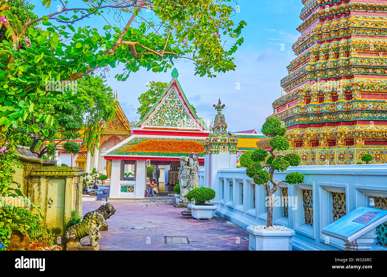 BANGKOK, THAILAND - 22 April, 2019: Die kleine überdachte Gebet Hall an der Phra Maha Chedi ist imbedde an der Wand der Schrein im Wat Pho Komplex, am 22. April i Stockfoto