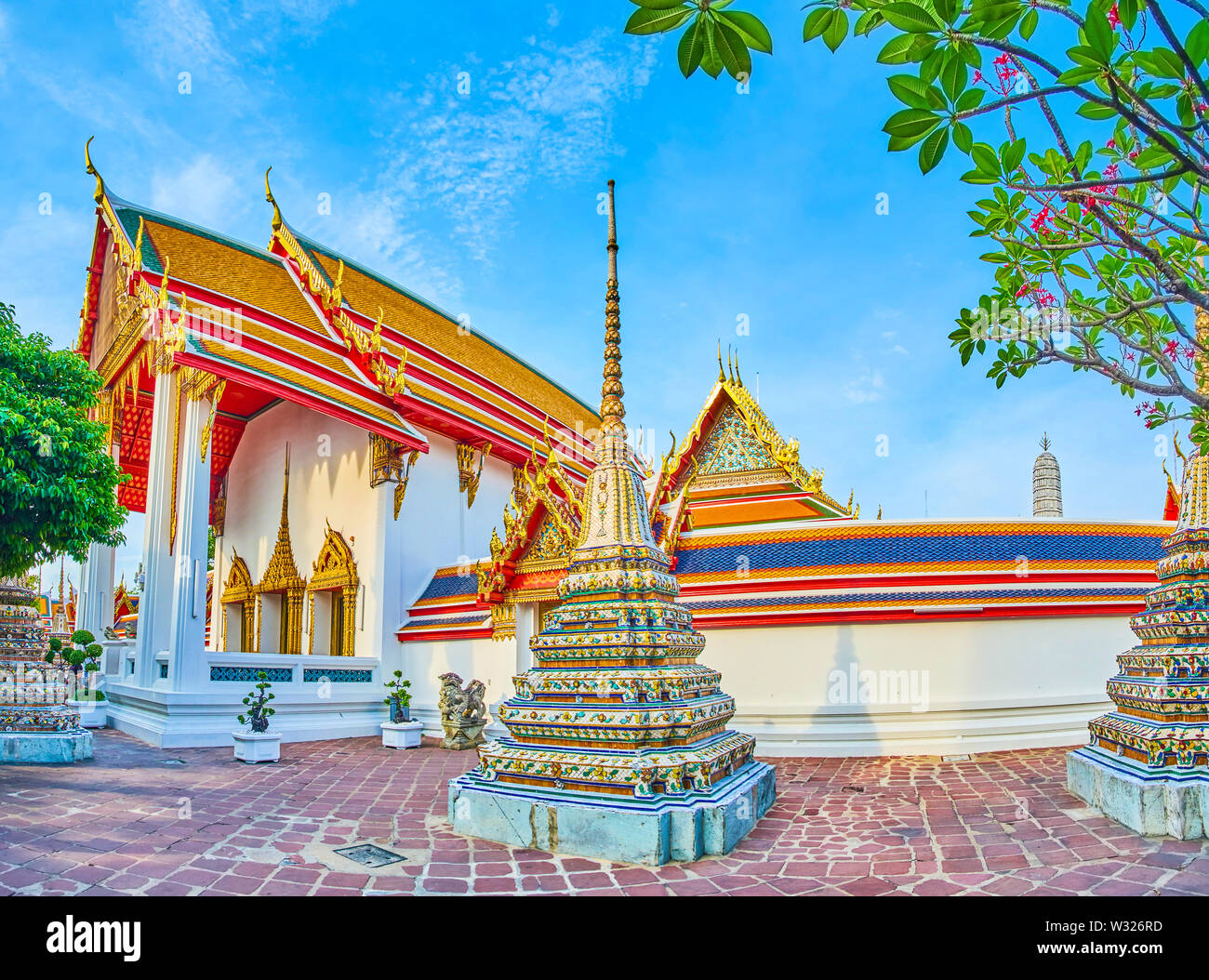 Blick auf den Innenhof des Wat Pho religion Komplex mit kleinen Stupas und großen West Viharn mit der Wand, Bangkok, Thailand Stockfoto