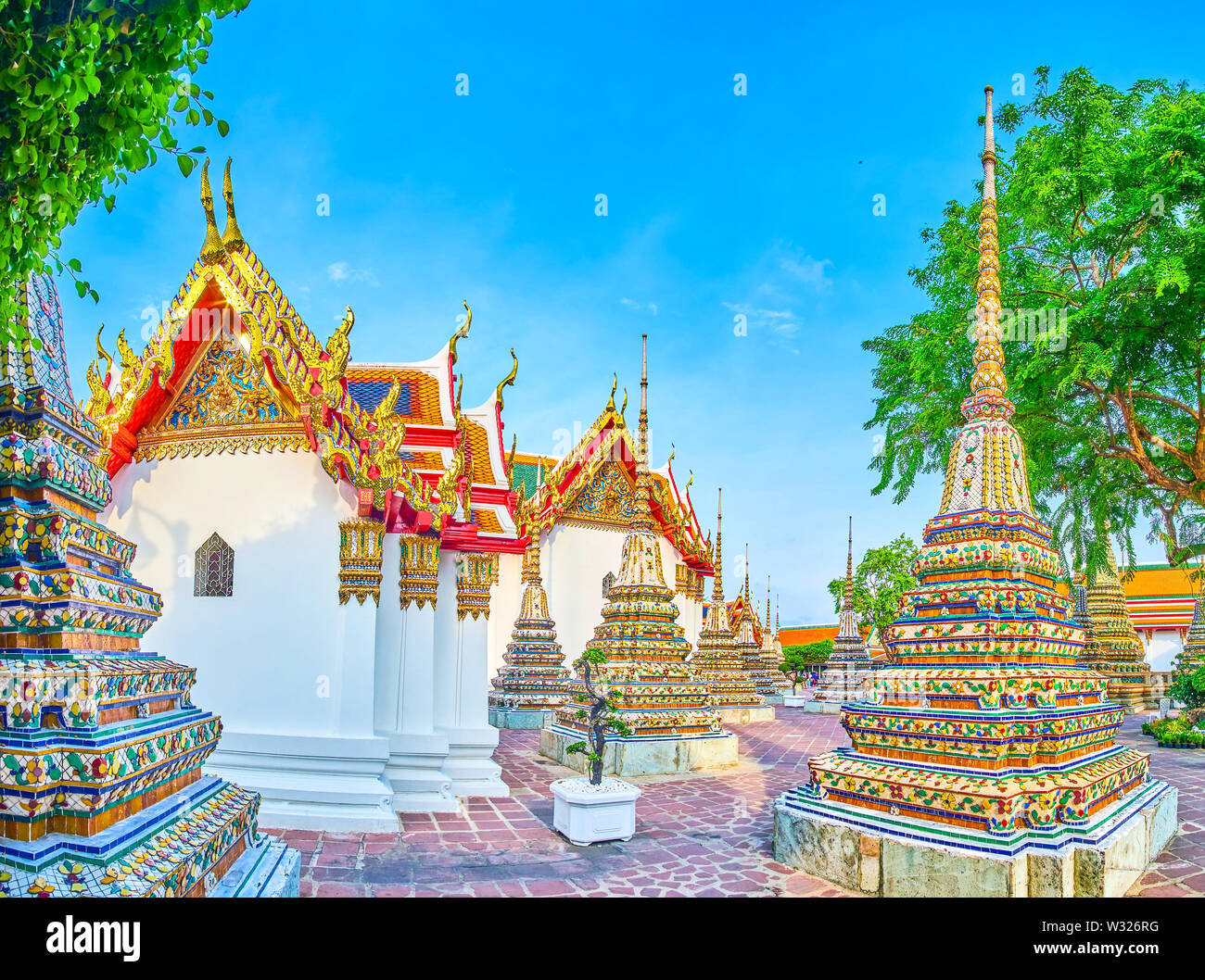 Die Architektur der Wat Pho religion Komplex verfügt über herrliche Fliesen- Dekoration von zahlreichen Pagoden und geschnitzten Gilden Muster auf die Dächer der Viharns s Stockfoto