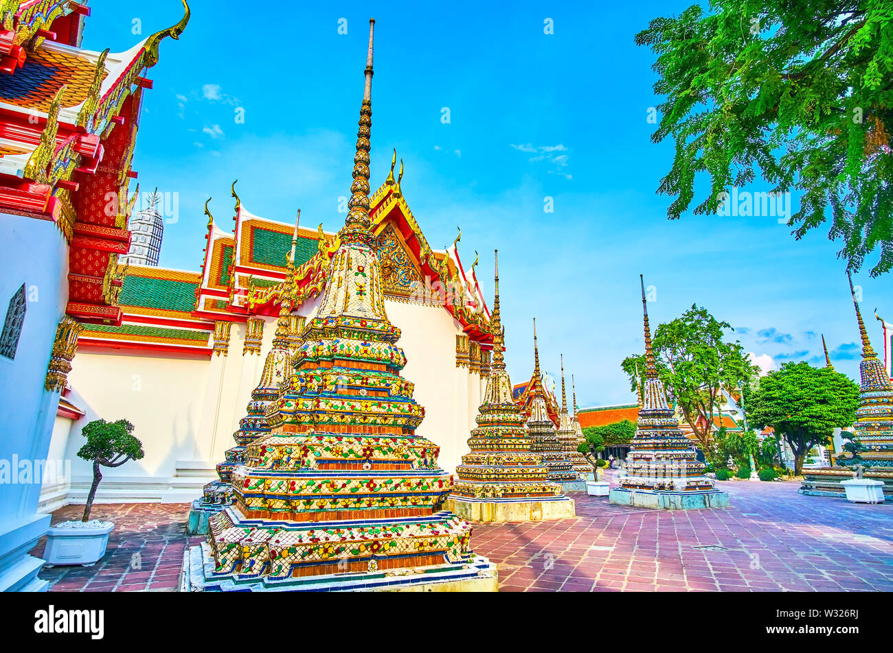 Spaziergang im Innenhof des Wat Pho Komplex auf schattigen Gassen und prächtige Dekoration der umgebenden Pagoden genießen, ist der beste Weg, um den Abend zu verbringen, t Stockfoto