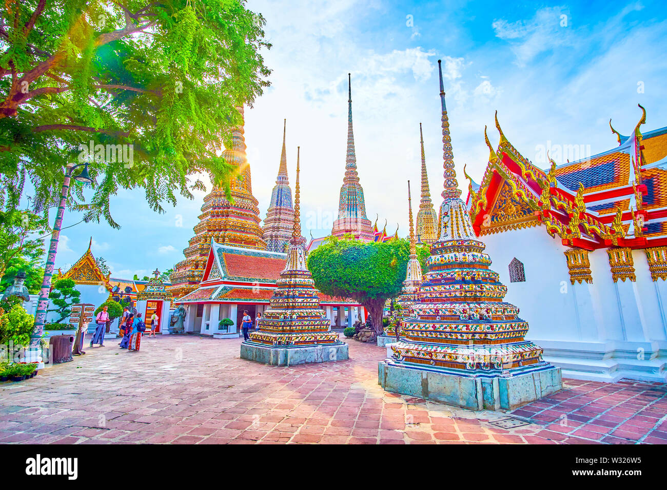 BANGKOK, THAILAND - 22 April, 2019: Der Abend Vergnügen entlang der Innenhof des Wat Pho Tempel genießen großartige Architektur der berühmten Religion c Stockfoto