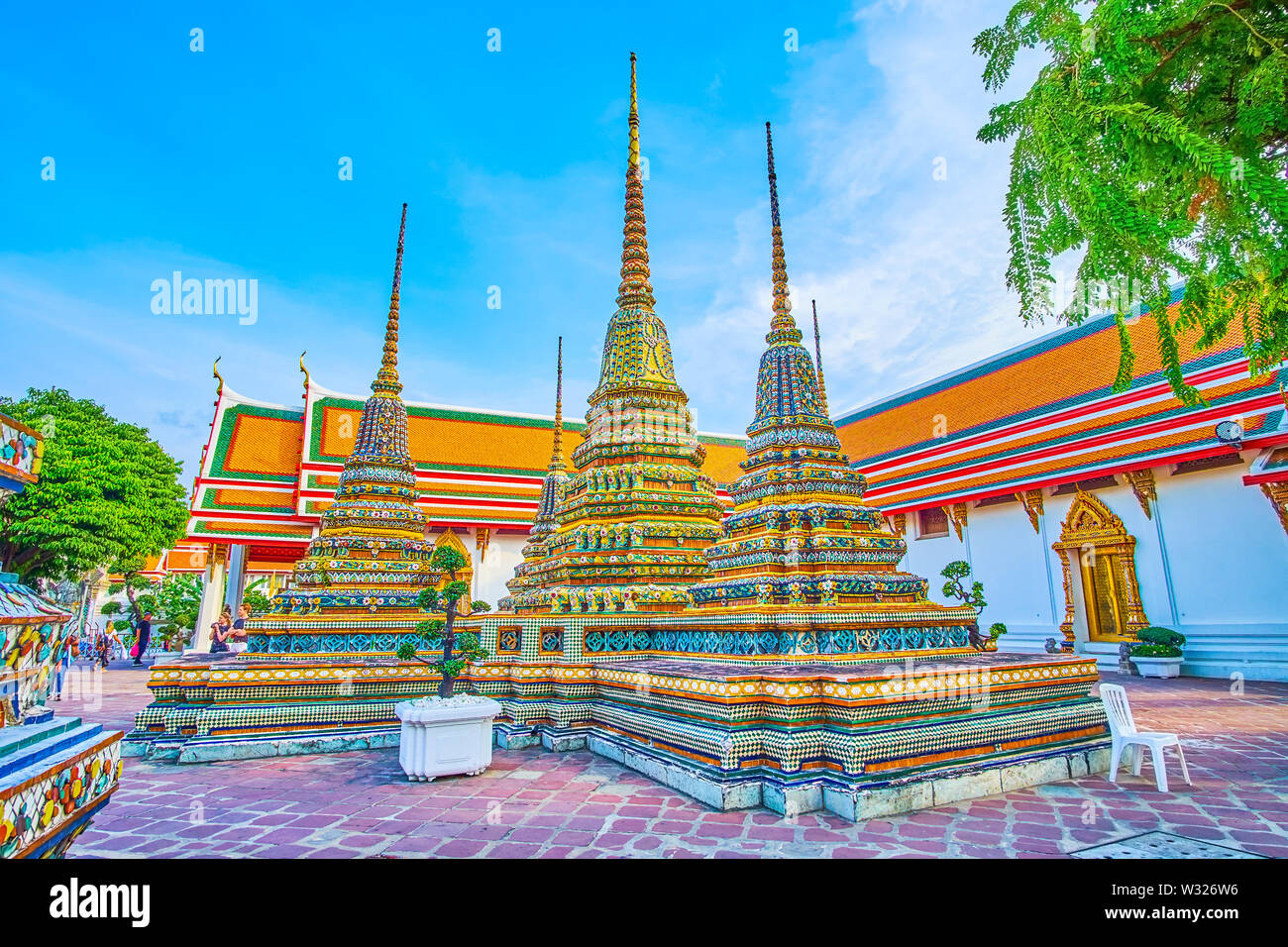 BANGKOK, THAILAND - 22 April, 2019: Die Gruppe der Fünf chedis auf der einzigen Stiftung in Wat Pho Tempel enthalten die Reliquien des Buddha, am 22. April Stockfoto